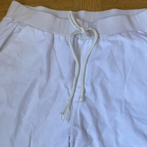 Linnebyxor  - Jätte fina linne byxor lite stora till mig tyvärr jag är ungefär.   1,60cm! Det är storlek Sen funkar för M också. Priset kan diskuteras ❤️