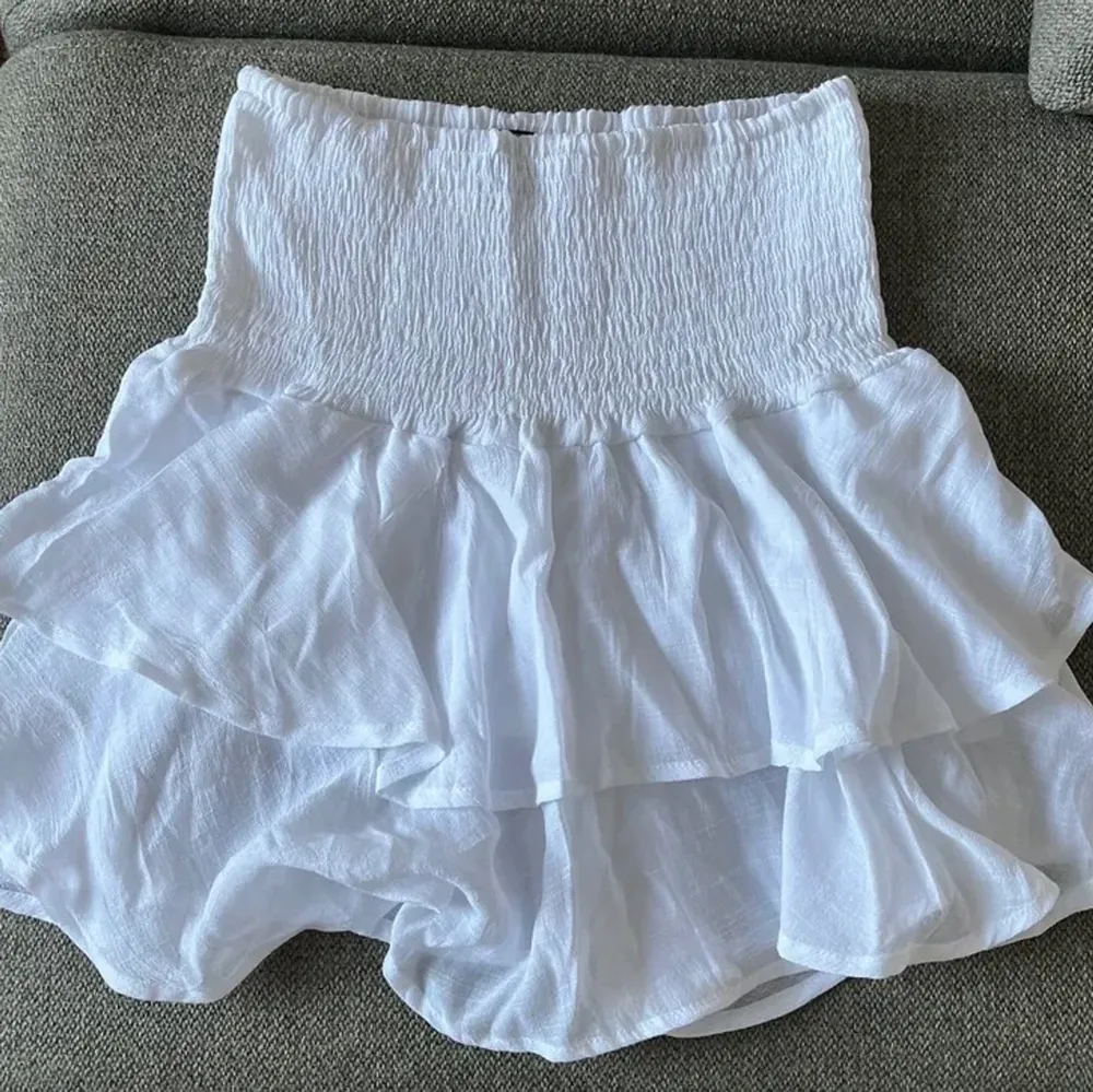 Säljer denna fina kjolen från SHEIN!! Den är verkligen helt underbar men säljer för att den inte kommer till användning längre❤️❤️❤️fråga privat för mer bilder och kom med bud! Den är stretchig och är i storlek S men kommer passa storlekarna xs, s och m❤️❤️Inga defekter! (Lånad bild!) . Kjolar.