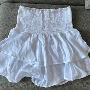Säljer denna fina kjolen från SHEIN!! Den är verkligen helt underbar men säljer för att den inte kommer till användning längre❤️❤️❤️fråga privat för mer bilder och kom med bud! Den är stretchig och är i storlek S men kommer passa storlekarna xs, s och m❤️❤️Inga defekter! (Lånad bild!) 