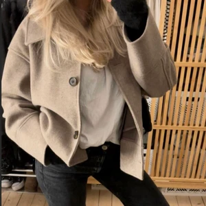 Super fin vår jacka💕 - Säljer en super fin vår jacka då den inte kommer till användning. Kommer ej ihåg vart den är köpt men den är nästan helt oanvänd. Kom privat för frågor❤️