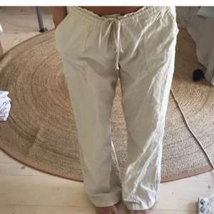 Linnebyxor  - Otroligt snygga. Köpa utomlands, 100% linne💕 använda ett fåtal gånger. Säljer för att jag har alldeles för många. Köp nu 500 inklusive frakt. Annars buda från 350. Passar alla i midjan för man kan dra åt hur hårt man vill💕Bud:400kr