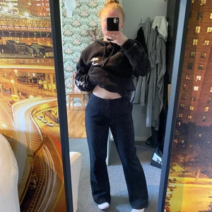 Kostymbyxor  - Säljer ett par kostymbyxor från Bikbok. Dem passar inte mig längre då dem tyvärr blivit för stora så tänk på det när ni kollar på bilderna då dem inte sitter så bra på mig. Jättefina och bra skick 🥰