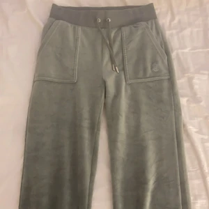 Juicycouture byxor - Säljer dessa juciy byxor i storlek XS säljer pga vill ha pengar alltså säljer jag ändas vid tillräckligt högt bud har bud på 1000kr💗