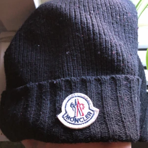 Moncler mössa - Moncler mössa säljes billigt inget kvitto
