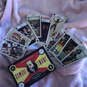 Tarot kort - Zombie tarot kort i nyskick endast gått igenom dom ett par gånger. Köpta på sci-fi bokhandeln i Göteborg. Skriv gärna ifall du vill ha fler bilder på korten!:)