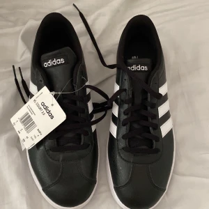 Adidas skor - Hej! Säljer nu mina sprillans nya adidas skor i storlek 42. Har aldrig använt skorna pga att jag köpte för liten storlek. Eftersom jag inte hade kvar kvittot blev det att försöka få sålt dom. Köptes nya för 350kr. Hör av dig för mer information eller bilder Mvh/ Emil