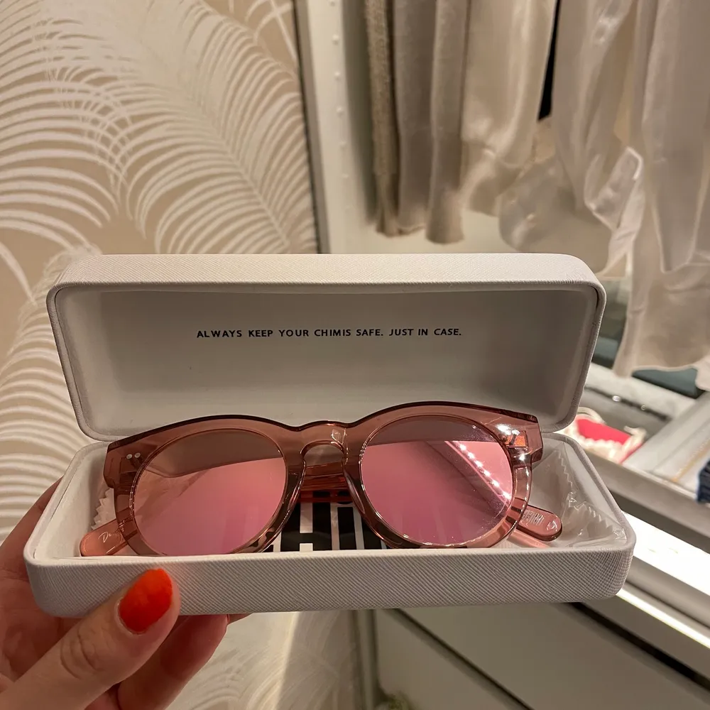 Säljer mina skit najs chimi glasögon som endast är testade🙌🙌  De är rosa med spegel glas😍. Accessoarer.