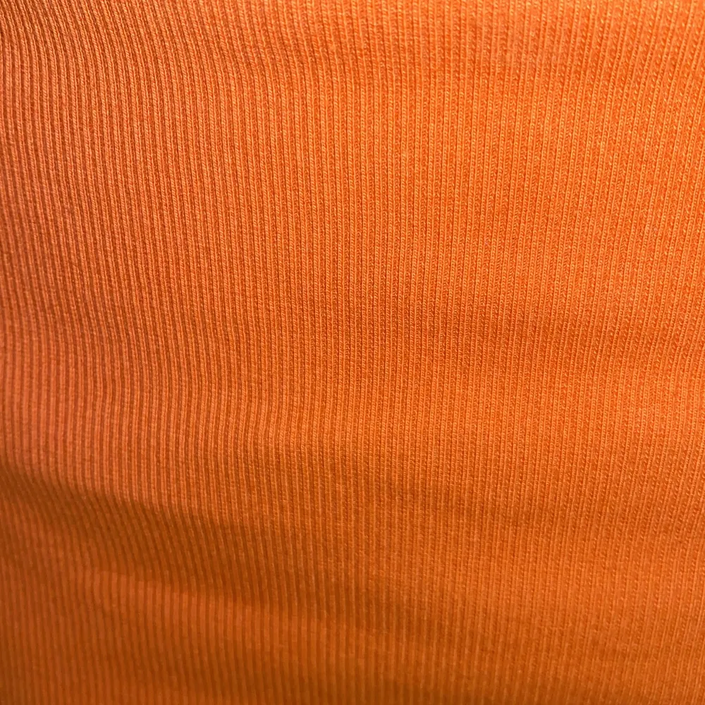 En superfin orange festklänning ä. Den är så gott som ny och i storlek M men skulle säga att den passar S också, jag står för frakten! . Klänningar.