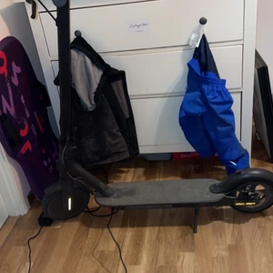 Elscooter  - Elscooter som funkar bra men det finns en liten spricka på glaset som man kan se på tredje bilde kan kanske gå ner i pris lite 