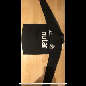 AIK - en match tröja från AIK storlek 8-10y S barnstorlek! Och har även regnjacka i match modell som är i storlek 12y ! Perfekt till AIK MATCH 🤩👍🏻 annonsen ligger på flera sidor