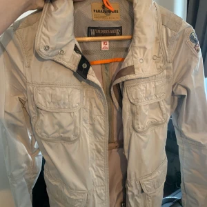 Parajumper jacka dam - Säljer min parajumper jacka i färgen beige.   Storlek XS och lite fläckar på som går bort vid tvätt.