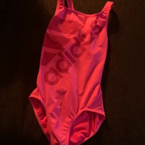 Adidas swimsuit - En nästan helt ny adidas baddräkt. Fin till sommaren . Strl S.