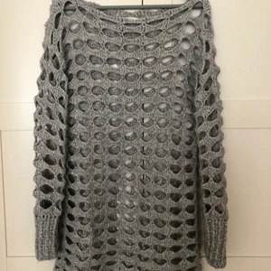 Stickad tröja - Superfin stickad grå tröja, i bra skick! Jag brukar ha L och då sitter den som på andra bilden, men funkar för fler storlekar💖