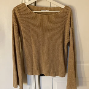 Stickad tröja - En beige stickad tröja med vida armar som inte längre kommer till användning. Storlek XXS men skulle säga att den passar XXS-S beroende på önskad passform☺️