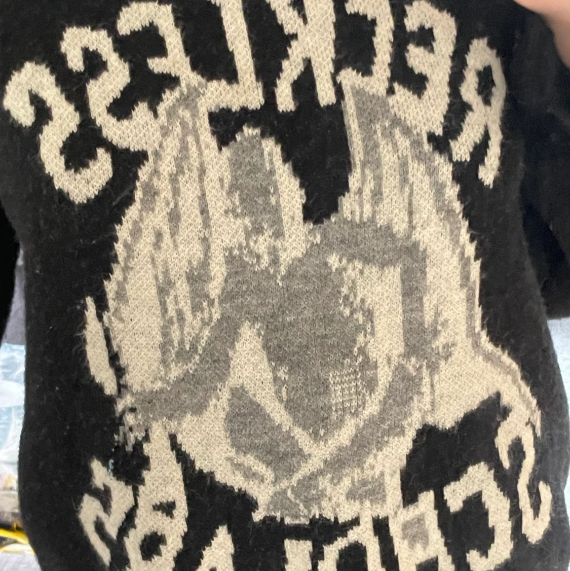  svart ulltröja med tryck - 91