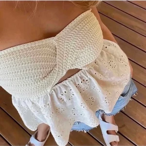 Zara topp - [första bilden är lånad] ‼️Säljer min eftertraktade topp från Zara som numera är helt slutsåld! Tröjan är helt ny med lappen kvar. Materialet är väldigt strechigt! Köp direkt för 340 kr