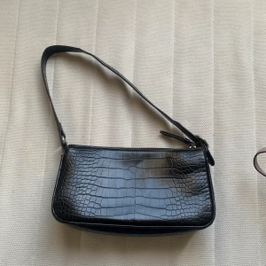 Väska  - Säljer nu min ursnygga väska från stradivarius. Köpt i somras men aldrig använd. Passar till alla vardags outfits men också om man vill klä upp sig extra fint. Priset kan diskuteras😁