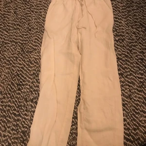 Linnebyxor - Säljer ett par linnebyxor från H&M i storlek xs, frakt tillkommer. 