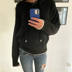 Stickad hoodie - Säljer min fina stickade hoodie. Jätteskönt och mjukt material. Superfint skick, använd 2 gånger. Skriv för fler bilder💗 köparen står för frakt