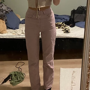 Jeans - Ljusrosa jeans från bikbok, inte min stil längre! Bra längd i benen jag är 177🌸 köpare står för frakt💕