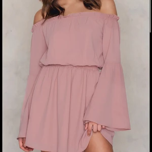 na-kd klänning - Världens gulligaste klänning från na-kd som nu är slutsåld. Säljer pga att den är för stor för mig som är en liten xs. Klänningen är i storlek 36. Den är hely oanvänd och jag köpte den för 399kr. För mer bilder o info skriv privat❤️ köparen står för frakten