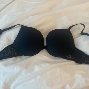Svart bh  - Säljer denna svarta bh-n i storlek 75B. Gratis frakt 