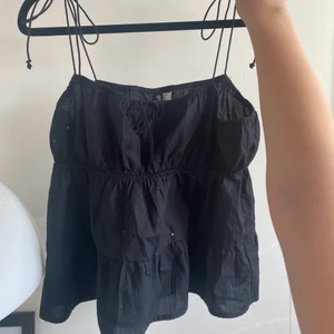 linne  - säljer mitt fina linne från HM som är väldigt populärt:) använde det bara en gång, kan tänka mig att byta det mot ett vitt eller bara sälja🥰 köparen står för frakten. Normal storlek💞💞 (dom vita prickarna på linnet är ludd från min sweatshirt det tas såklart bort innan det skickas!) ((🤩🤩köp direkt för 200🤩))