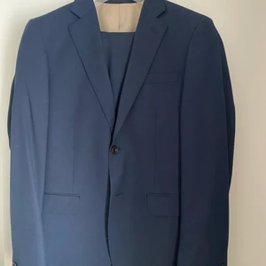 Kostym blå  - Kostym från MQ bläck Storlek 48 Använd 1 gång och är i nyskick! Inklusive resegarderob Nypris 1790kr
