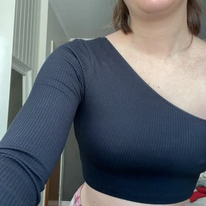 Festtopp! - Perfekt till fest! Men har insett att jag skulle behövt en storlek större.. använd kanske två gånger så i fint skick!