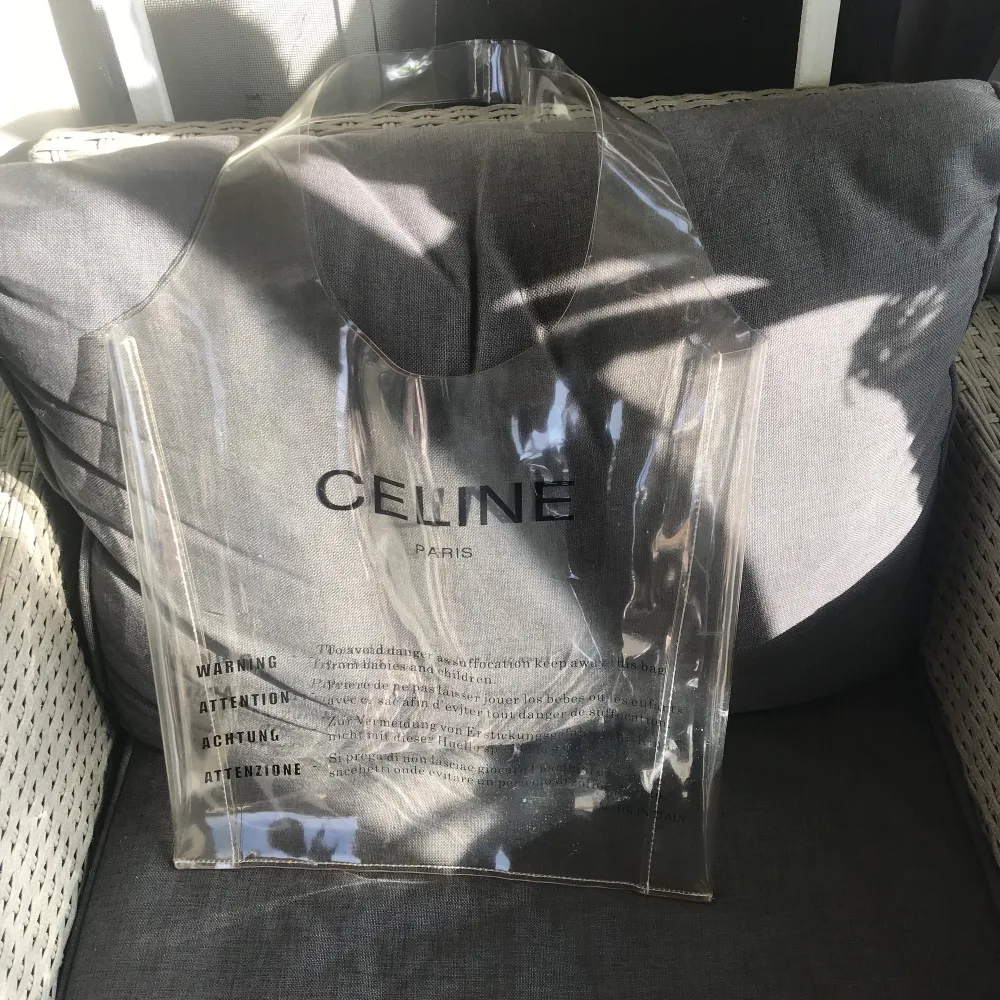 Säjer min Celine transparent bag som jag köpte hos ”Judit secondhand butik i Sthlm” för ett bra tag sedan, Cluth  fanns inte med när jag köpte väskan, topp skick! dyr inköp, pris är inkl frakt! . Väskor.
