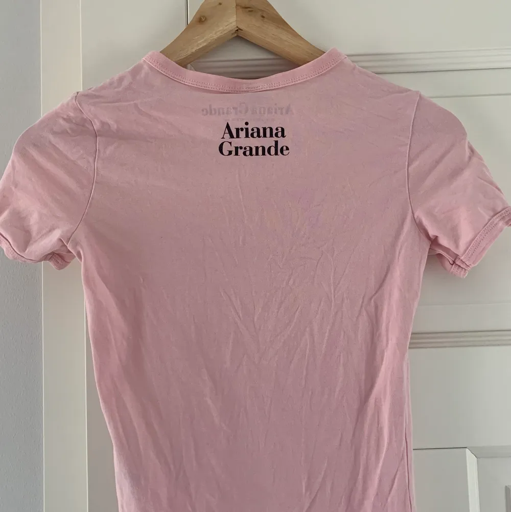 Ljusrosa T-shirt med tryck ”Break up with ur gf”. Från H&Ms kollektion med Ariana Grande. Köpt 2019, väl använd men har mer att ge! Inga defekter. Skriv om du vill ha fler bilder! 💞💞. T-shirts.