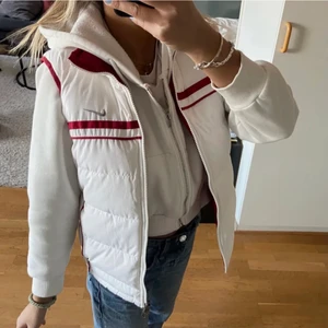 Nike väst  - En jätte fin väst köpt här på Plick. Säljer den då jag hittat en annan som faller mig mer i smaken. Den är inte använd av mig (bara testad) och är i super skick. Kan användas på båda hållen alltså kan den vara röd eller vit. (Bilderna är förra ägarens)❤️❤️