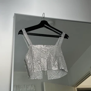 glittertopp - storlek m, men passar typ xs-m! aldrig använd! frakt på 66kr tillkommer 