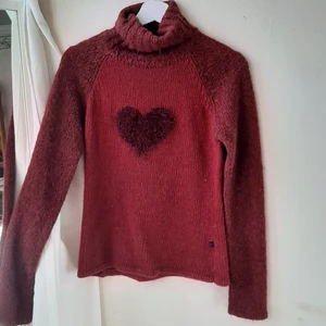 Stickad polo - Jätte fin stickad tröja med ett fluffigt hjärta 