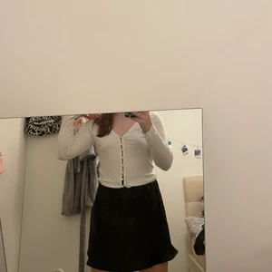 Tröja från chiquelle  - Jättefin tröja från chiquelle som knappt är använd. Går att knäppa upp och ha som kofta också. Storlek S. Köptes för 299kr. Skriv vid frågor eller fler bilder. Pris går att diskuteras 