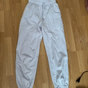 Ljus blå mjukisbyxor  - Säljer dessa då dom är alldeles för korta för mig (är 179). Storlek XS