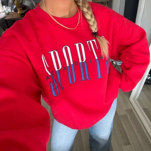 Tröja❤️‍🔥 - Supersnygg röd tröja med tryck!!❤️‍🔥🐻 