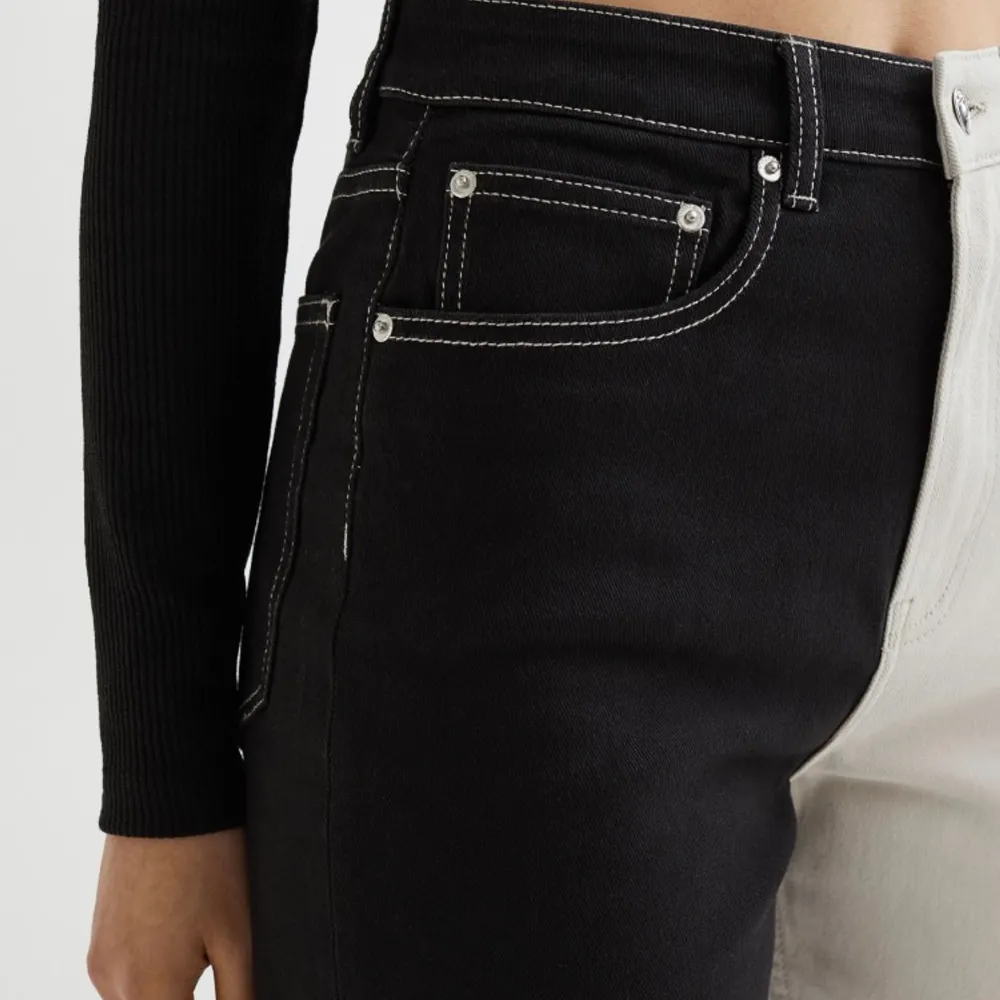 Sjukt snygga svartvita byxor!!🤩 Storlek 36. Använda få gånger, som nya! Helt slutsålda. Säljer för 180, frakt tillkommer 💕💕. Jeans & Byxor.