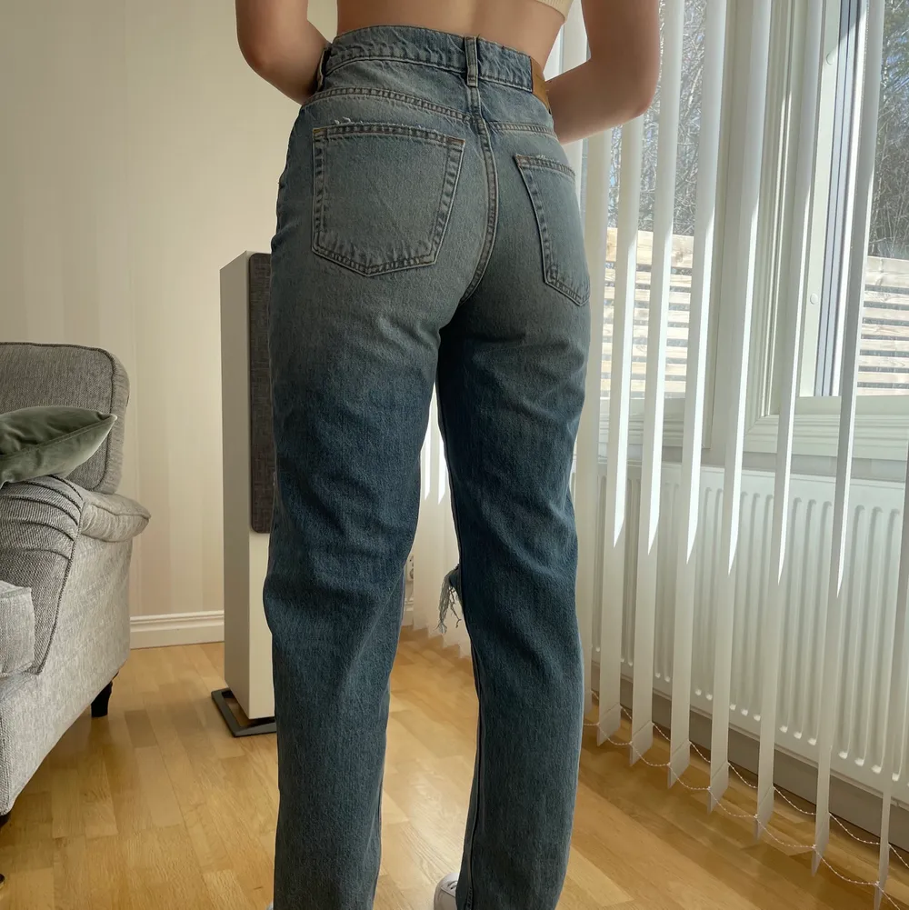 Blå raka jeans med hög midja och revor från Gina Tricot. Storlek 36, jag är 170 cm. Använda 2-3 gånger och i nyskick. Vid fler frågor eller bilder, skriv i dm💗. Jeans & Byxor.