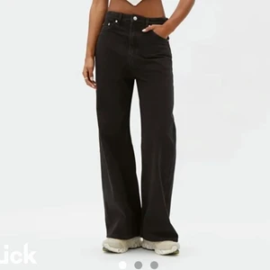 ace svarta jeans🖤 - Jättefina svarta ace jeans i storlek W26 o H30🖤 Säljer för att de har blivit för stora på mig o jag gillar inte high waist modellen längre🖤💕 Andra bilden är hur de passar på mig som nu har 25 i midja alltså W-storlek medan den tredje bilden är hur de ”ska sitta” egentligen🖤 Önskar att dessa jeansen passade mig men jag köpte de på plick o tyvärr var de för stora för mig🖤 Skriv privat för frågor🤍