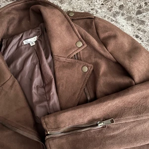 Brun Jacka - Jättefin mocha-liknande jacka ifrån Nelly 🤍 säljer då den inte längre kommer till användning 🥰 köpare står för eventuell fraktkostnad!