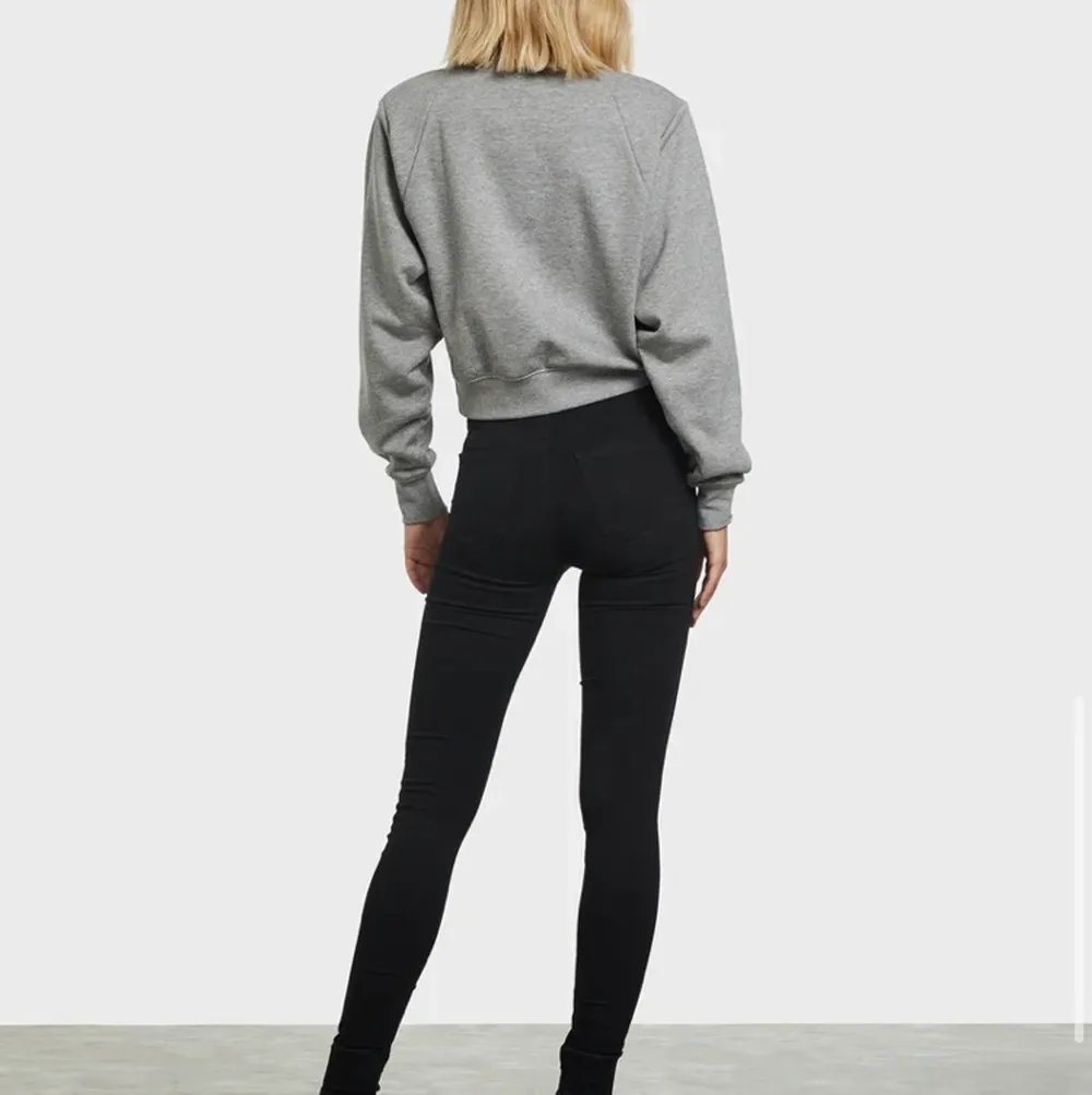Oanvända svarta jeans från bikbok, nypris 599kr. Jeans & Byxor.