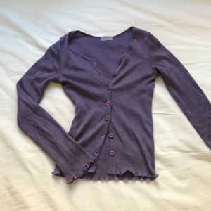 lila stickad topp - lila stickad topp💕💕 formar kroppen 