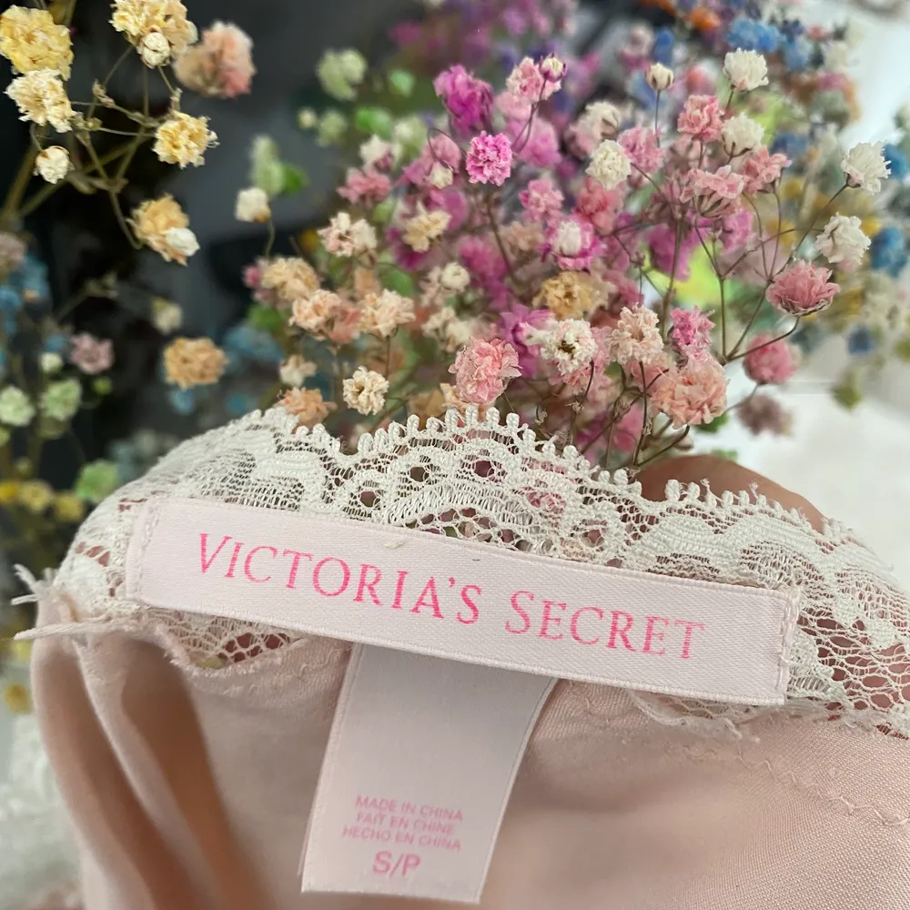 💛jag har startat en budgivning pga så många intresserade 🧡Nattlinne från Victoria secret! Köpt för ca 350kr❤️ säljer då jag knappt använder❤️( frakten kan bli billigare, måste kolla upp exakt hur mycket den blir🤍) . Klänningar.