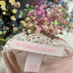 💛jag har startat en budgivning pga så många intresserade 🧡Nattlinne från Victoria secret! Köpt för ca 350kr❤️ säljer då jag knappt använder❤️( frakten kan bli billigare, måste kolla upp exakt hur mycket den blir🤍) 