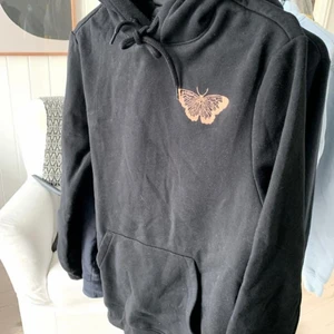 Hoodie - Svart hoodie med tryck. Nyskick!