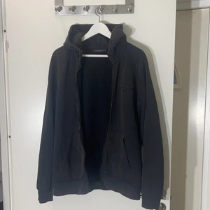 Peak performance Hoodie XL - Tappat snöret till luvan men annars bra skicka och väldigt bekvämlig att bära