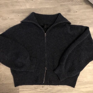 Stickad kofta  - Säljer denna mörkblåa stickade koftan, den har nästan aldrig kommit till användning därav säljer jag den. Storlek L (liten) 