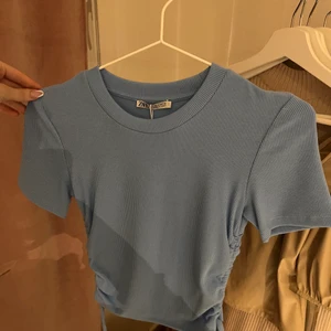 Zara tröja  - Blå tröja från zara som aldrig kom till användning, därav är lappen kvar💕 Frakt ingår ej 📦 