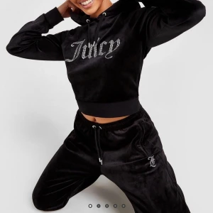 Juicy couture hoodie strl M - Helt oanvänd juicy couture hoodie. Super fin i nyskick då den aldrig e använd endast testad, strl M. ( första bilden lånad för att se passform)